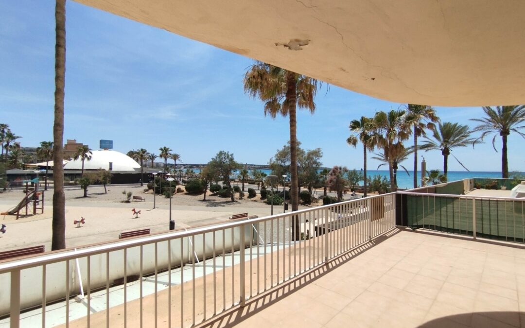 EXCLUSIVO PISO CON GRAN TERRAZA EN PRIMERA LINEA DE MAR CON GRANDES POSIBILIDADES