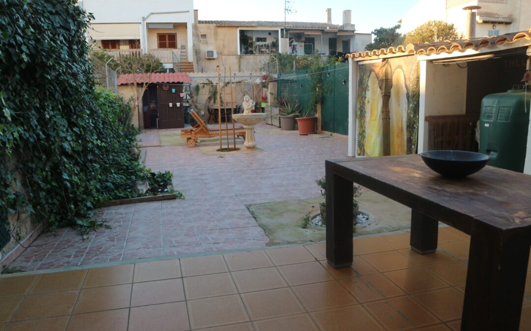 CASA REFORMADA CON JARDIN DE 100 m2 EN LLUCMAJOR