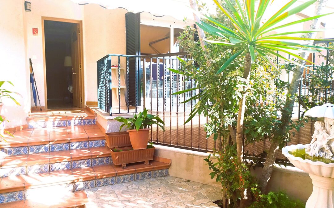 CHALET ADOSADO CON SOLARIUM Y GARAJE EN SON RAPINYA