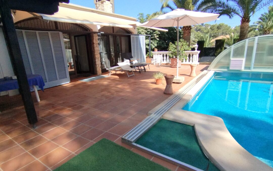 ESPECTACULAR CHALET CON PISCINA DE UNA SOLA PLANTA EN COSTA DE LA CALMA