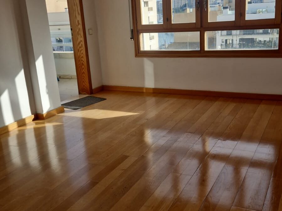 EN ALQUILER 7º PISO CON TERRAZA SUPERIOR PRIVADA EN SANTA CATALINA – A 30 MTS PASEO MARITIMO  –  PALMA
